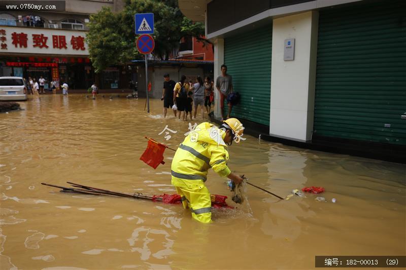 台风过后见真情_环卫工人,台风,水淹街道,强降雨,公共服务,抢修