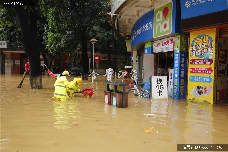 台风过后见真情_环卫工人,台风,水淹街道,强降雨,公共服务,抢修