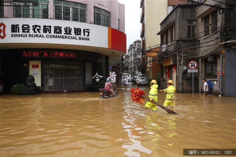 台风过后见真情_环卫工人,台风,水淹街道,强降雨,公共服务,抢修