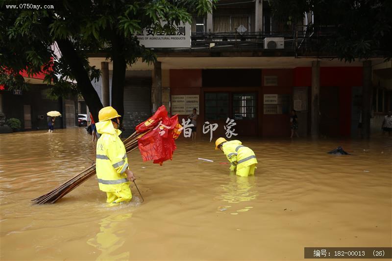 台风过后见真情_环卫工人,台风,水淹街道,强降雨,公共服务,抢修