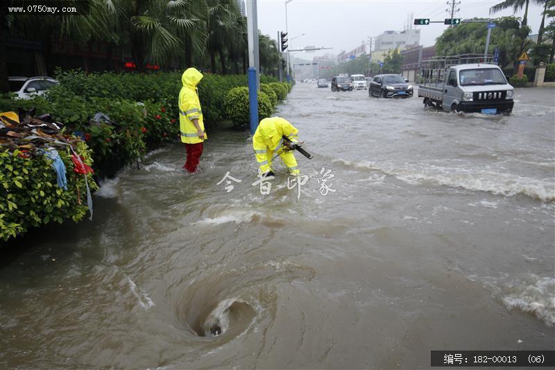 台风过后见真情_环卫工人,台风,水淹街道,强降雨,公共服务,抢修