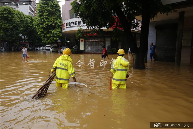 台风过后见真情_环卫工人,台风,水淹街道,强降雨,公共服务,抢修