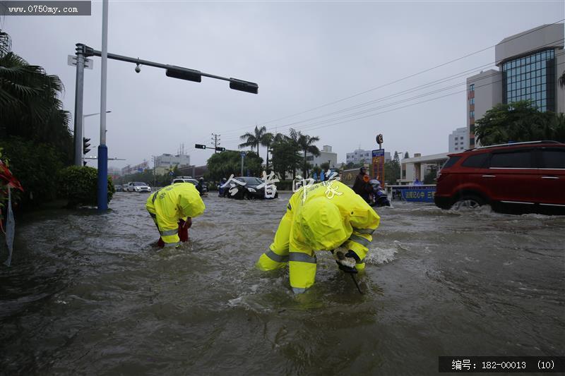 台风过后见真情_环卫工人,台风,水淹街道,强降雨,公共服务,抢修