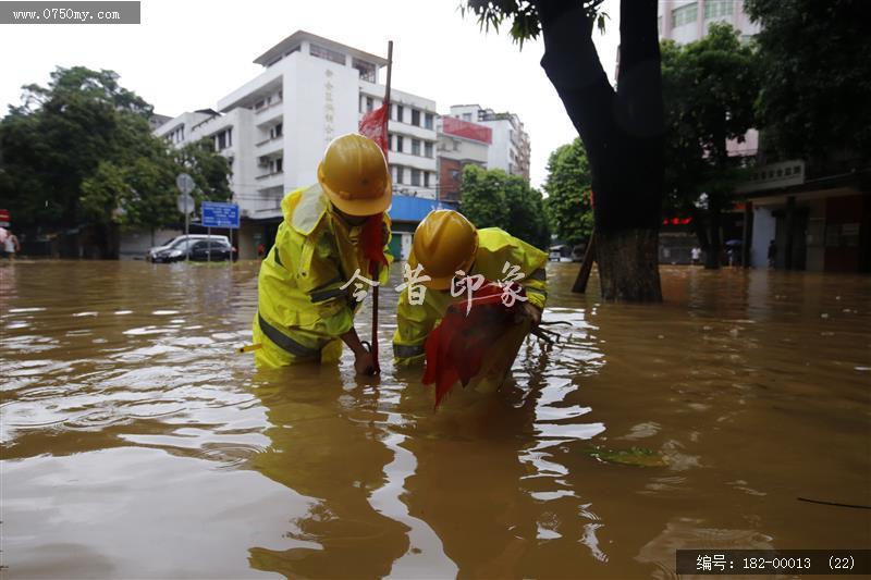 台风过后见真情_环卫工人,台风,水淹街道,强降雨,公共服务,抢修
