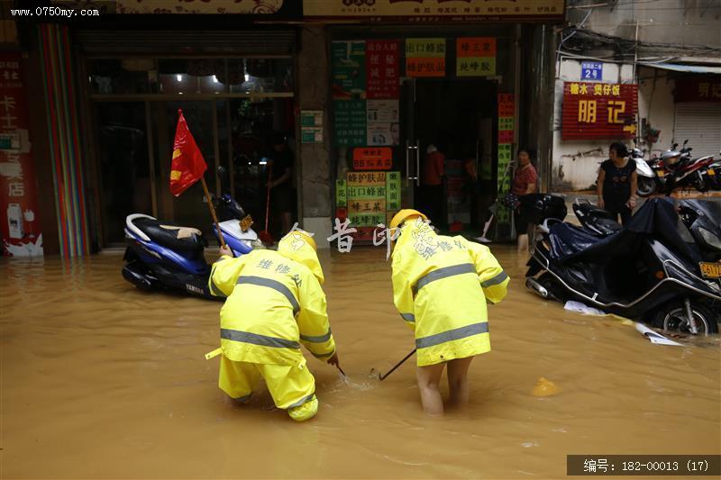 台风过后见真情_环卫工人,台风,水淹街道,强降雨,公共服务,抢修