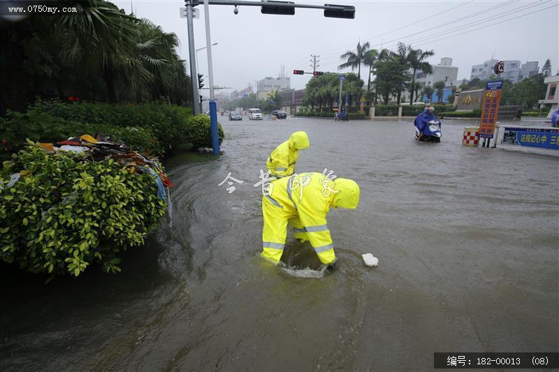 台风过后见真情_环卫工人,台风,水淹街道,强降雨,公共服务,抢修