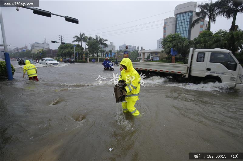 台风过后见真情_环卫工人,台风,水淹街道,强降雨,公共服务,抢修