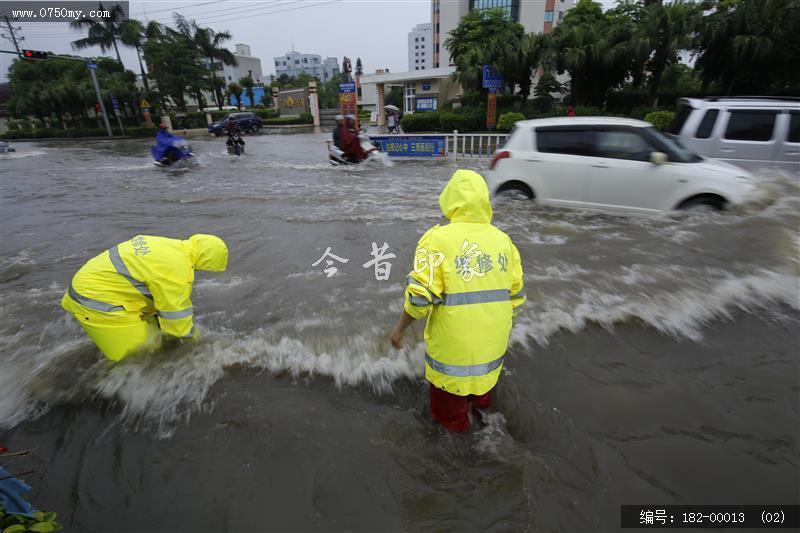 台风过后见真情_环卫工人,台风,水淹街道,强降雨,公共服务,抢修