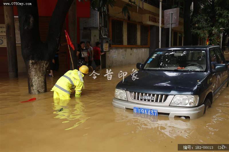 台风过后见真情_环卫工人,台风,水淹街道,强降雨,公共服务,抢修