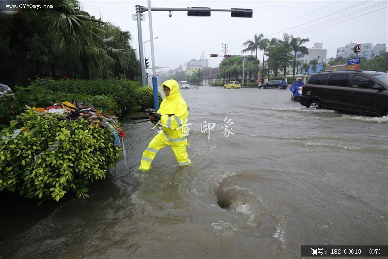 台风过后见真情_环卫工人,台风,水淹街道,强降雨,公共服务,抢修