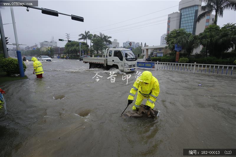 台风过后见真情_环卫工人,台风,水淹街道,强降雨,公共服务,抢修