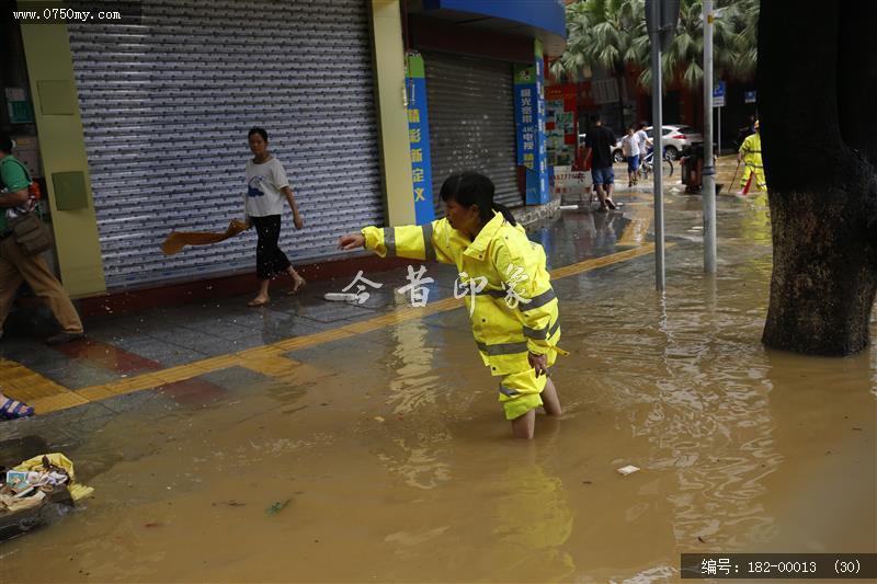 台风过后见真情_环卫工人,台风,水淹街道,强降雨,公共服务,抢修