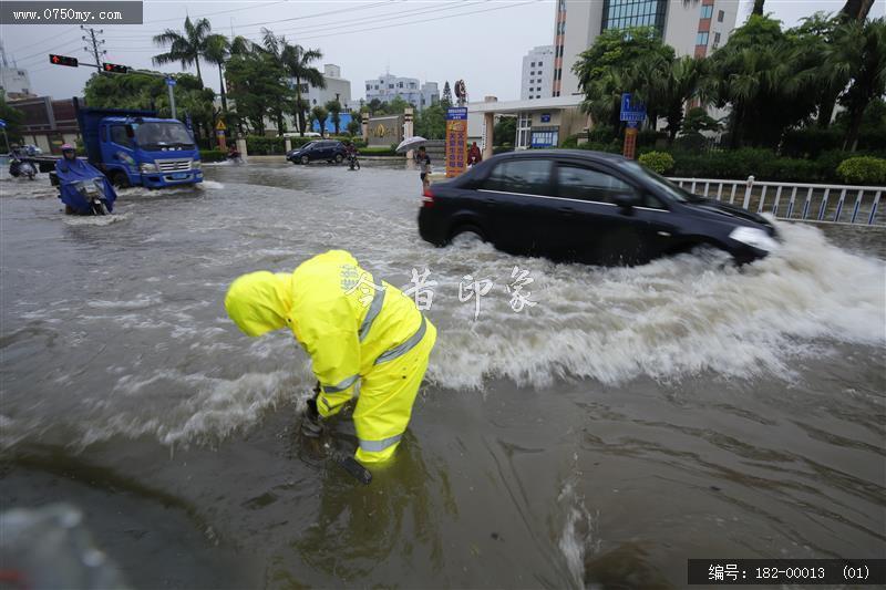 台风过后见真情_环卫工人,台风,水淹街道,强降雨,公共服务,抢修