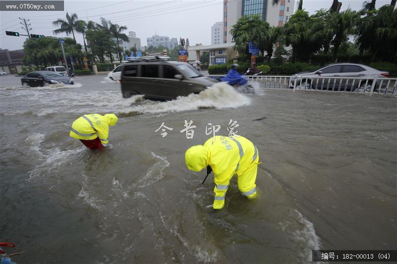 台风过后见真情_环卫工人,台风,水淹街道,强降雨,公共服务,抢修