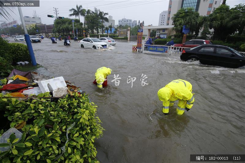 台风过后见真情_环卫工人,台风,水淹街道,强降雨,公共服务,抢修