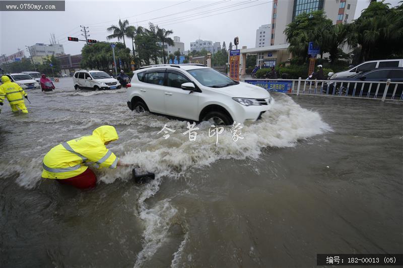 台风过后见真情_环卫工人,台风,水淹街道,强降雨,公共服务,抢修