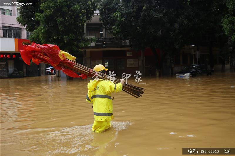 台风过后见真情_环卫工人,台风,水淹街道,强降雨,公共服务,抢修