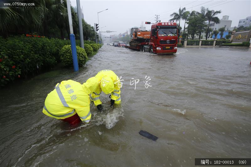 台风过后见真情_环卫工人,台风,水淹街道,强降雨,公共服务,抢修