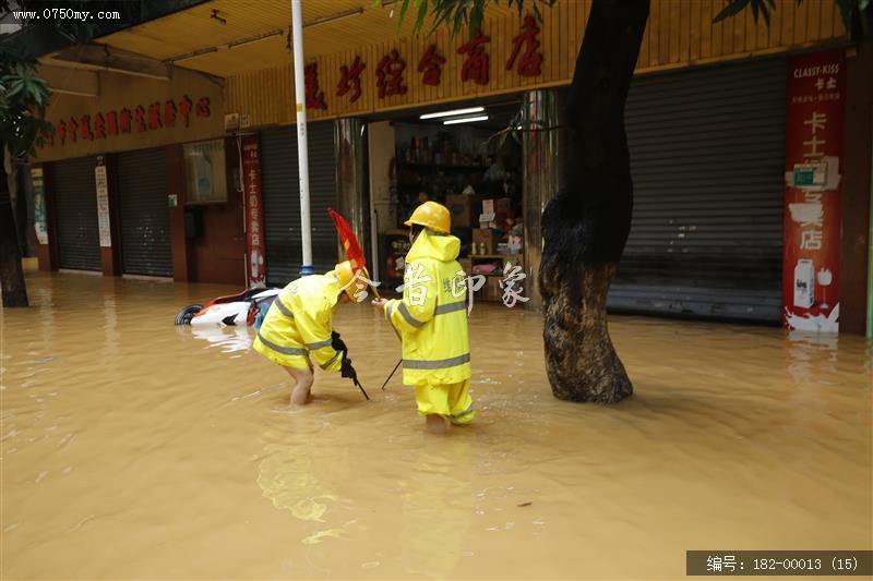 台风过后见真情_环卫工人,台风,水淹街道,强降雨,公共服务,抢修