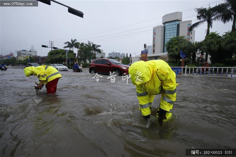 台风过后见真情_环卫工人,台风,水淹街道,强降雨,公共服务,抢修