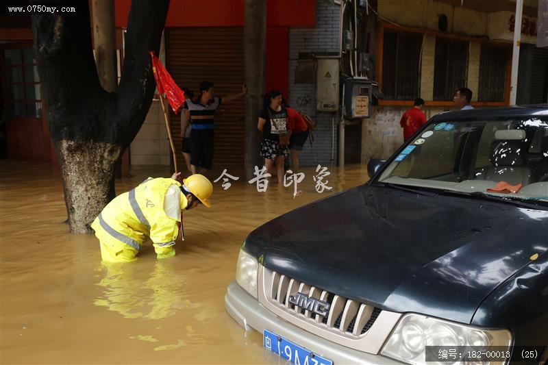 台风过后见真情_环卫工人,台风,水淹街道,强降雨,公共服务,抢修