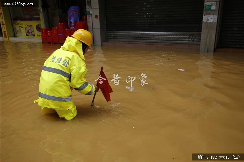 台风过后见真情_环卫工人,台风,水淹街道,强降雨,公共服务,抢修