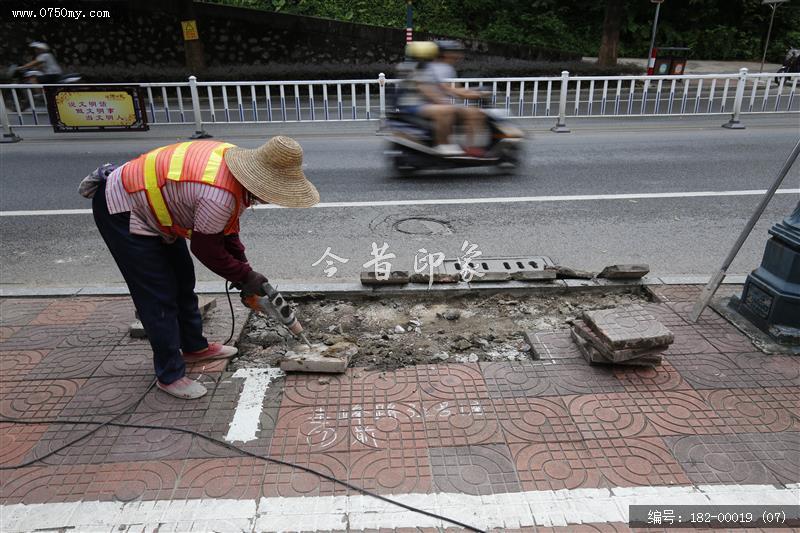 圭峰路路面修补_创文,路面修补,北园,圭峰,道路维修人员,圭峰路人行道