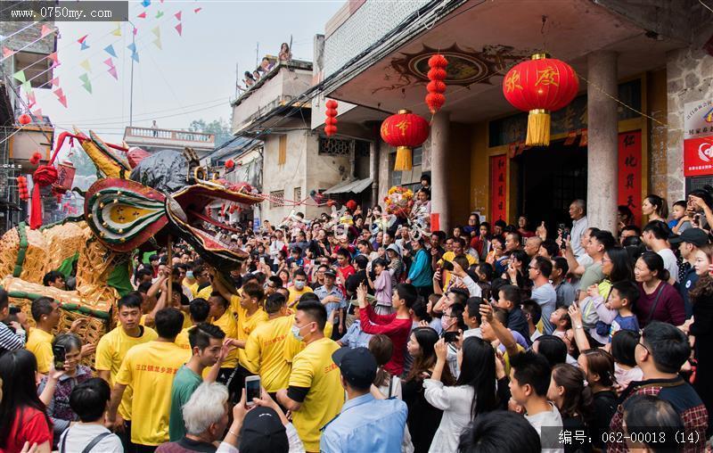 龙舞贺新年_三江,仁和里,金龙巡游,春节,舞龙