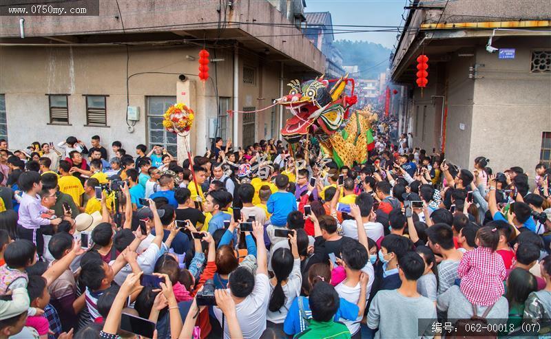 龙舞贺新年_三江,仁和里,金龙巡游,春节,舞龙